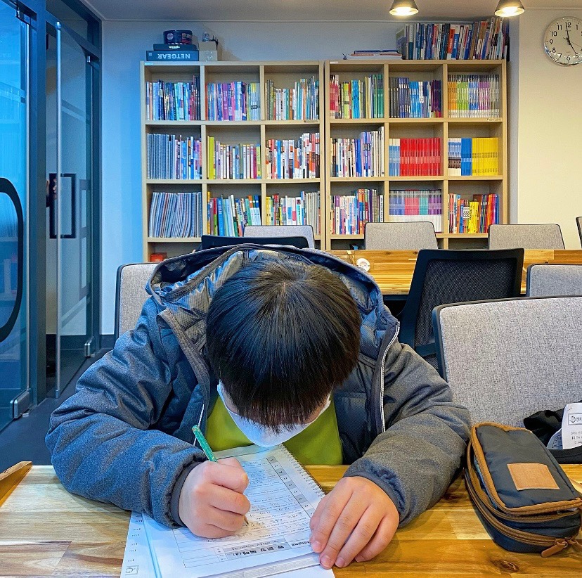 책상에서 학습에 집중하는 모습